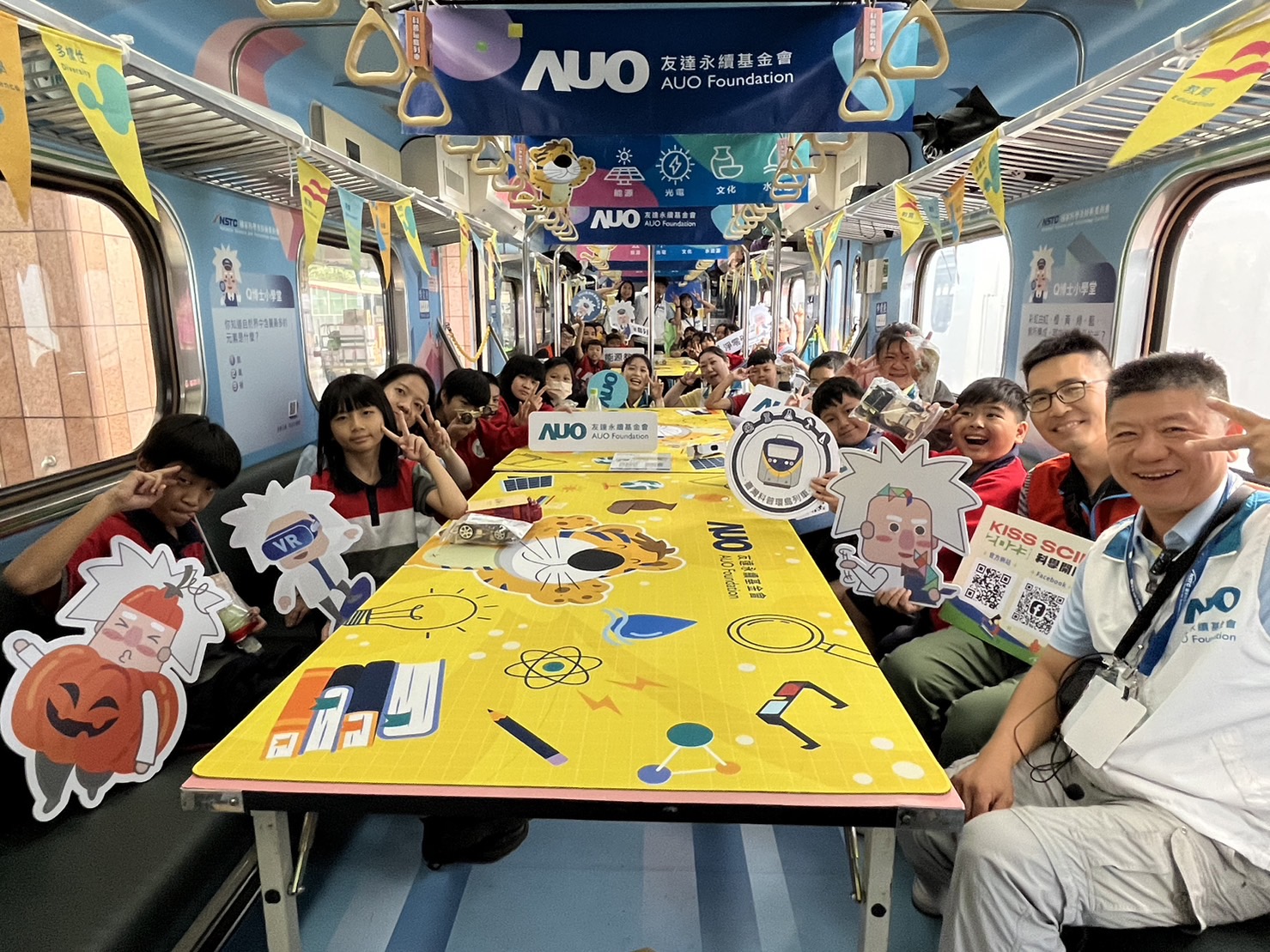 DB真人永續基金會參與「臺灣科普環島列車」，設計基礎科學車廂課程，以「淨零碳排和永續能源」為主題，讓學生透過創意實驗認識淨零知識，以及思考生活中的減碳行為